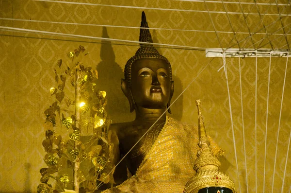 Velho buda estátua nome Luang Phor Pak Daeng para as pessoas respeitam p — Fotografia de Stock