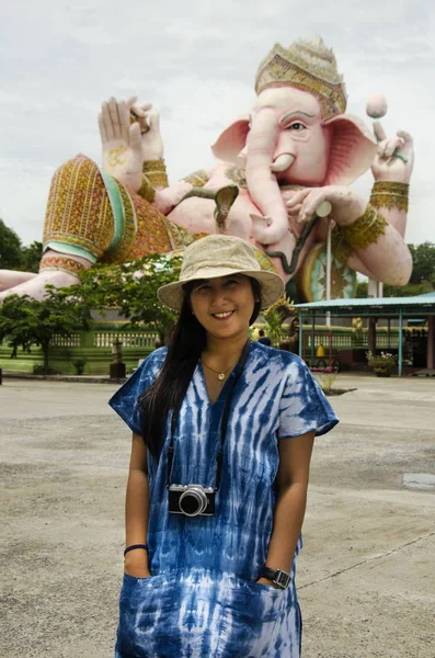 Thaise vrouw reizen en poseren voor nemen foto met grote Ganesh stat — Stockfoto