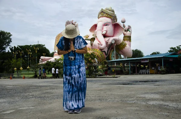 Thai woman posing for take photo and praying greeting Ganesh sta — Stock Photo, Image