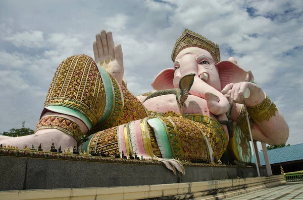 Ganesh statue pink color thai called Phra Pikanet at outdoor for — Stock Photo, Image