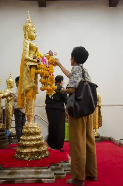 Tay insanlar dua saygı ve kapak Lua altın yaprağı ile süslemek