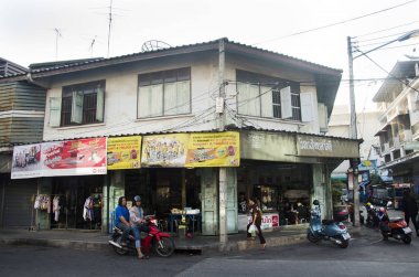 Mae klong tren istasyonu yakınlarında klasik eski kasaba Caddesi'nde trafik yol ve insanlar yürü