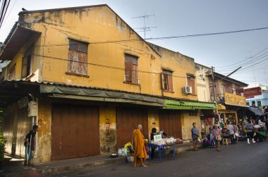Mae klong tren istasyonu yakınlarında klasik eski kasaba Caddesi'nde trafik yol ve insanlar yürü