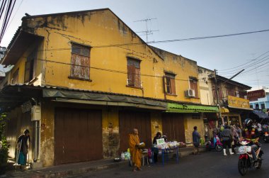 Mae klong tren istasyonu yakınlarında klasik eski kasaba Caddesi'nde trafik yol ve insanlar yürü