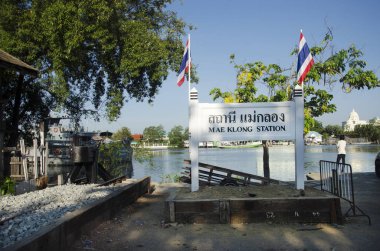 Yolcu treni seyir için etiket adı Mae klong tren istasyonu