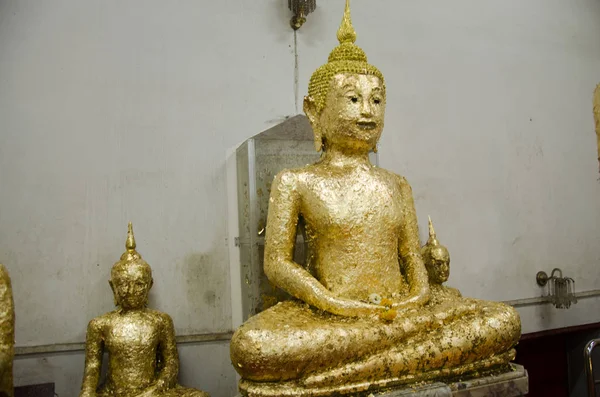 Luang pho ban laem buddha statue für thailänder respektieren beten — Stockfoto