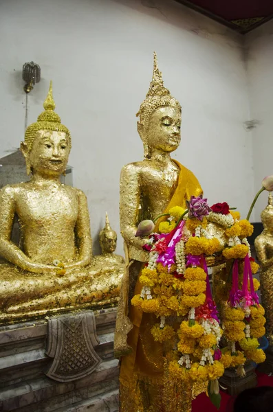タイの人々 の尊敬を祈ってのルアン フォー バンレム仏像 — ストック写真
