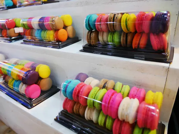 Macarons in plastic box for sale at market. — Stock Photo, Image