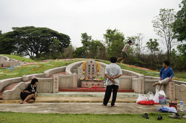 My family praying and sacrificial offering food and joss paper t — Stock Photo, Image