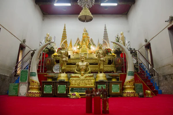 Thai people respect praying and gild cover with gold leaf on Lua — Stock Photo, Image