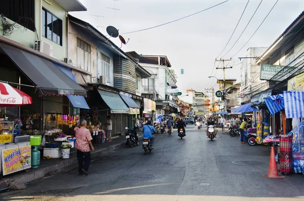 Route de circulation et les gens marchent dans la rue à la vieille ville classique près de la gare de Mae klong — Photo