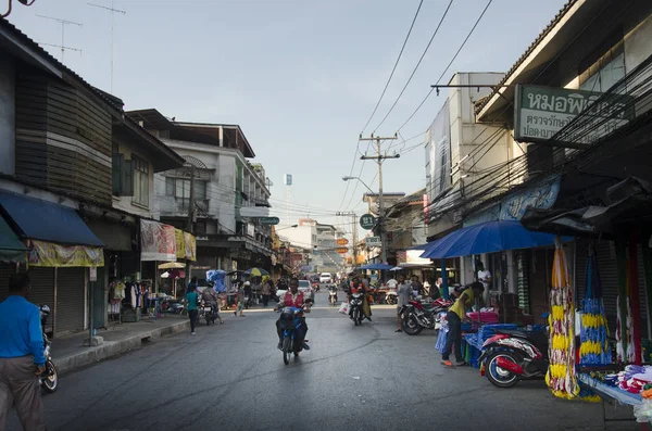 Route de circulation et les gens marchent dans la rue à la vieille ville classique près de la gare de Mae klong — Photo