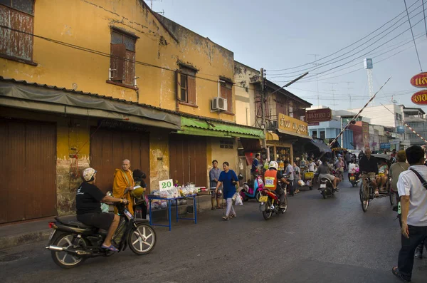 Estrada de trânsito e as pessoas caminham na rua na cidade velha clássica perto da estação ferroviária Mae klong — Fotografia de Stock