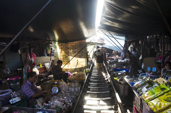 Люди ходят по магазинам и магазинам в Mae Klong Railway Market или Talat Rom Hup — стоковое фото
