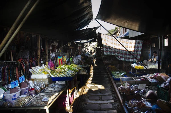 Persone a piedi visita e shopping nel Mae klong Railway Market o Talat Rom Hup — Foto Stock