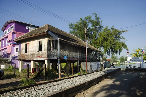 Ancienne maison de style thaï pour les voyageurs de spectacle à Mae klong Rail — Photo