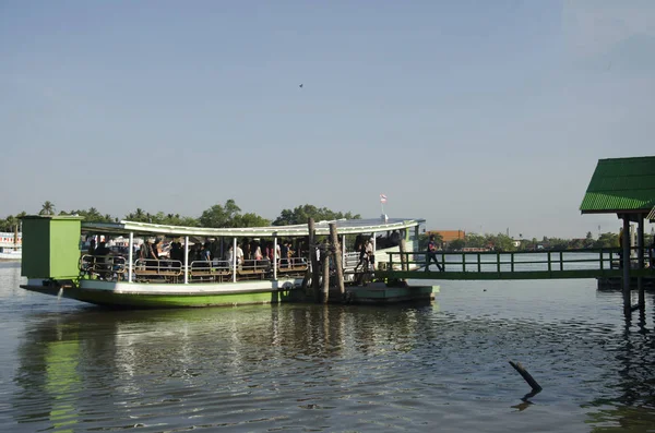 Asya Tayland halkı yolcu feribot tekne Mae klong nehrin karşısındaki ile — Stok fotoğraf
