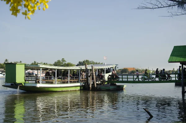 Asya Tayland halkı yolcu feribot tekne Mae klong nehrin karşısındaki ile — Stok fotoğraf