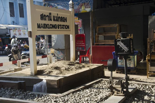 Etiqueta nombre de Mae klong Estación de tren para el tren de pasajeros lookin — Foto de Stock