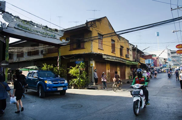 Carretera de tráfico y la gente camina por la calle en el casco antiguo clásico cerca — Foto de Stock