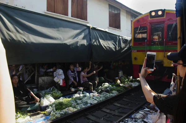 Travelers people visit and looking Mae klong Railway Market or T — Stock Photo, Image