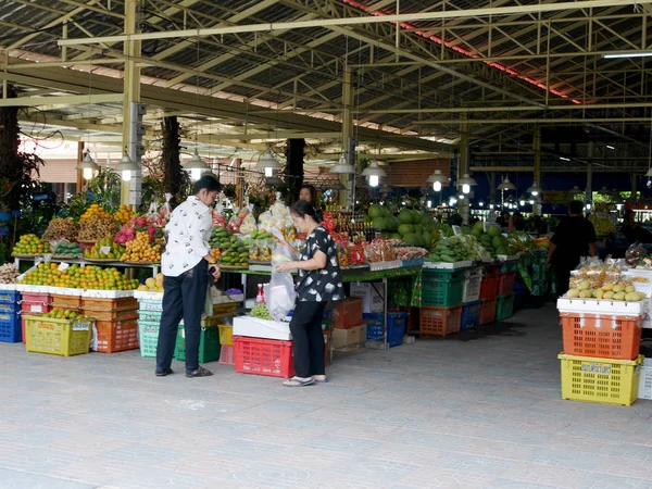 Азиатские тайские женщины и люди путешествуют и торговый продукт и продукты питания — стоковое фото