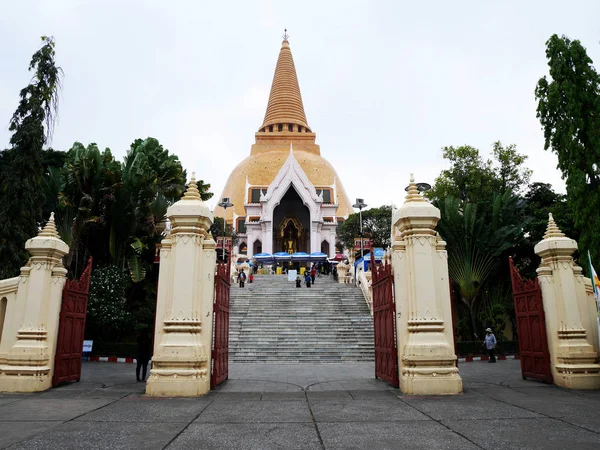 Thailändska folket besök och respekterar be Buddha reliker (Sarira) och ch — Stockfoto
