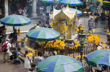 Hindu görünümünü tapınak Bts Skytrain ve Tay dili ve foriener