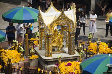 Hindu görünümünü tapınak Bts Skytrain ve Tay dili ve foriener