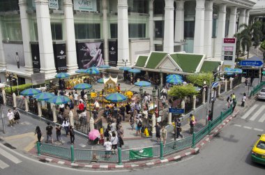 Erawan tapınak ve Thao Maha Phrom veya Lord dua insanlar görünümü