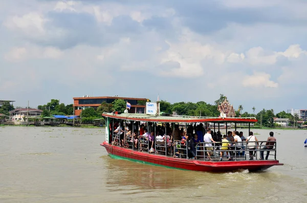 Thai people Bildunterschrift fahren Fähre über chao phraya Fluss — Stockfoto