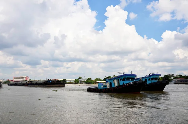 Gente tailandesa navegando Barcaza y remolcador Barco de carga en Choaphraya — Foto de Stock