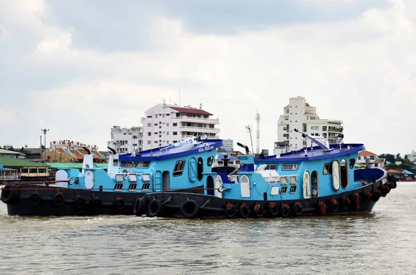 Gente tailandesa navegando Barcaza y remolcador Barco de carga en Choaphraya — Foto de Stock
