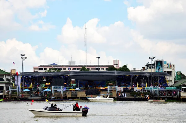 Les Thaïlandais et les voyageurs renoncent à rejoindre et encourager l'aviron des athlètes — Photo