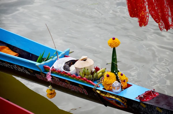 Thailändische Menschen Opfergaben oder Opfer für Bootsnymphe oder — Stockfoto