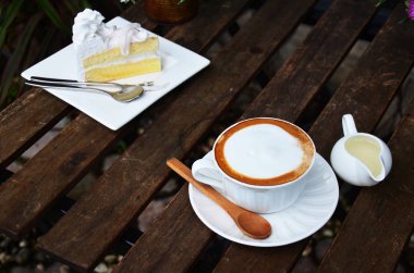 Latte sıcak kahve ve Hindistan cevizli kek