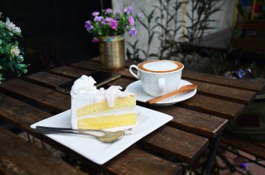 Latte sıcak kahve ve Hindistan cevizli kek masada