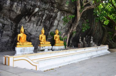 Wat Phra Phutthachai Saraburi, Th içinde eski altın buddha heykeli