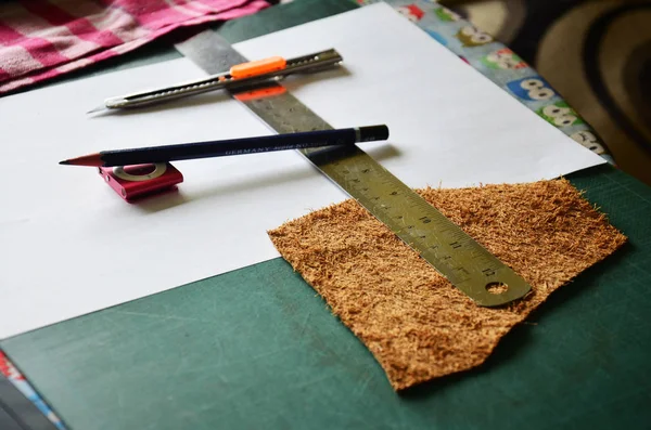 Herramientas o equipos artesanales de cuero para la fabricación artesanal genuina le —  Fotos de Stock