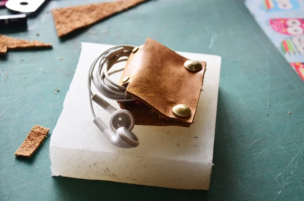 Bolso de couro genuíno artesanal para manter o cabo do fone de ouvido — Fotografia de Stock