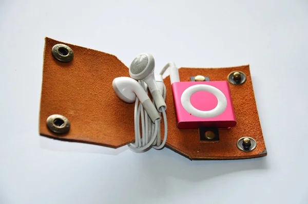Bolsillo de cuero genuino hecho a mano para mantener el cable del auricular —  Fotos de Stock