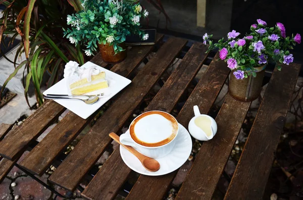 Latte forró kávét és a kókuszos sütemény a táblázat — Stock Fotó
