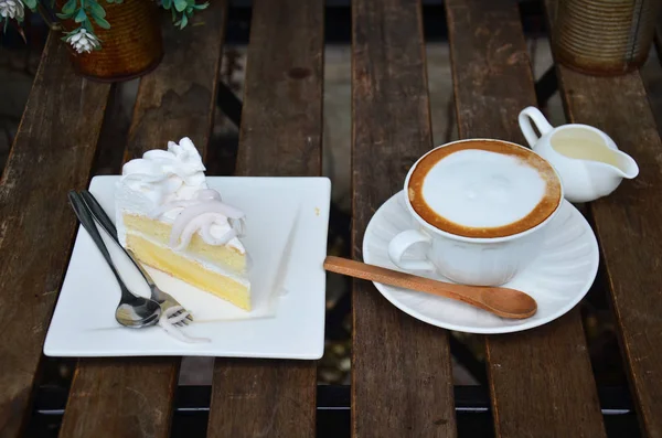 Café quente latte e bolo de coco — Fotografia de Stock