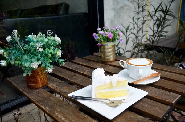 Horká káva latte a kokosový dort na stůl — Stock fotografie