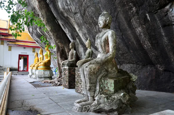 Gamla trasiga och förstöra buddhastaty vid Wat Phra Phutthachai i Sar — Stockfoto