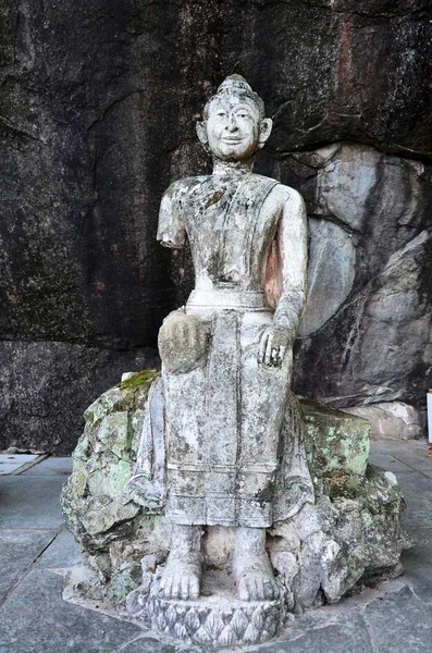 Stary uszkodzony i zrujnować posąg Buddy w Wat Phra Phutthachai w Sar — Zdjęcie stockowe