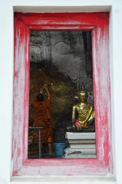 Monge respeito orando e tampa dourada com folha de ouro em Lord Buddh — Fotografia de Stock