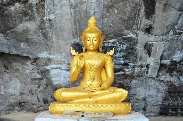 Estátua de buda dourada velha em Wat Phra Phutthachai em Saraburi, Th — Fotografia de Stock