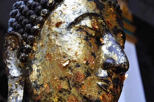 Vecchia statua di buddha dorata a Wat Phra Phutthachai a Saraburi, Th — Foto Stock