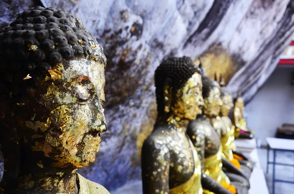 Wat Phra Phutthachai Saraburi, Th içinde eski altın buddha heykeli — Stok fotoğraf